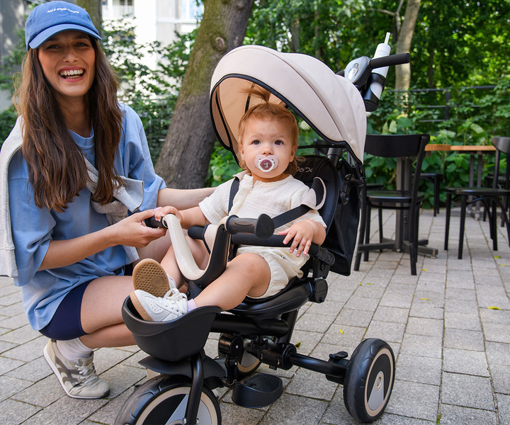 Nastavljiv sedež, obrnjen naprej in proti staršem