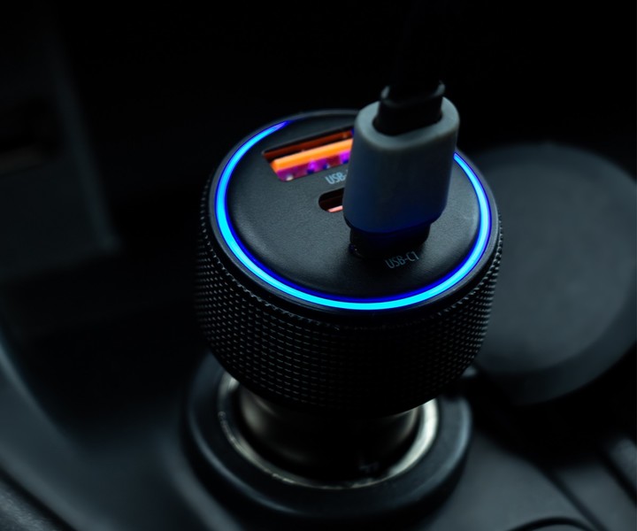 Minimalističen videz in brezčasna črna barva se bosta podala v notranjost vsakega avtomobila.