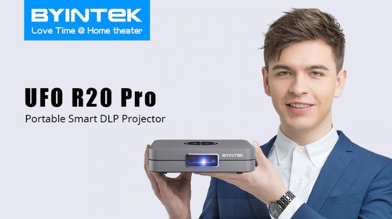 Priročna velikost pametnega projektorja z izjemno jasno sliko