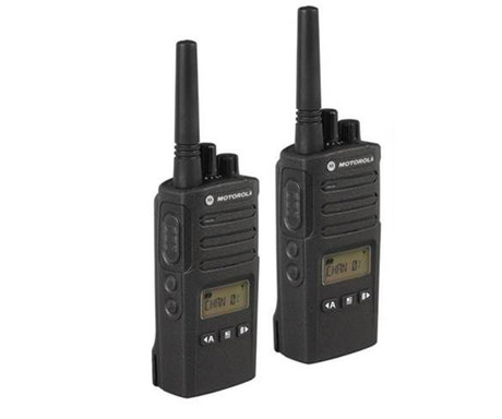 MOTOROLA XT460 walkie talkie komplet, 2-KIT, PMR446, 16 kanalov / 219 privatnih kod, doseg 9km, VOX prostoročna funkcija, LED zaslon, polnilna baterija, IP55 vodoodpornost, +dodatki, črn