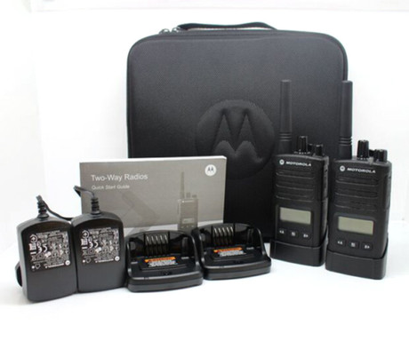 MOTOROLA XT460 walkie talkie komplet, 2-KIT, PMR446, 16 kanalov / 219 privatnih kod, doseg 9km, VOX prostoročna funkcija, LED zaslon, polnilna baterija, IP55 vodoodpornost, +dodatki, črn