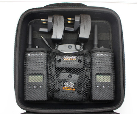 MOTOROLA XT460 walkie talkie komplet, 2-KIT, PMR446, 16 kanalov / 219 privatnih kod, doseg 9km, VOX prostoročna funkcija, LED zaslon, polnilna baterija, IP55 vodoodpornost, +dodatki, črn