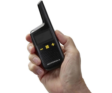 MOTOROLA XT185 walkie talkie komplet, 2-KIT, PMR446, 16 kanalov / 121 privatnih kod, doseg 8km, iVOX / VOX prostoročna funkcija, polnilna baterija, IP54 vodoodpornost, +dodatki, črn