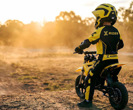 MANTA XRIDER CROSS 12 PRO otroški električni motor, 12" gume, 300W motor, 15km doseg, 144Wh 36V 4Ah baterija, vzmetenje, disk zavora, LCD zaslon, RGB LED osvetlitev, črno-rumen (Volt Yellow)