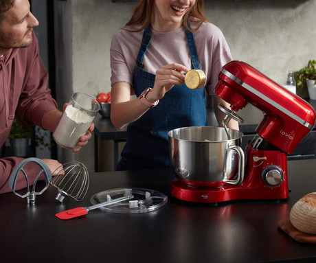 MANTA LOVIO LVSTM01 ChefAssistant kuhinjski robot / mešalnik, 1900W moč, 6.2L posoda, 6 hitrosti, Pulse funkcija, stepanje / mešanje / gnetenje, nerjaveče jeklo, +dodatki, rdeč (Velvet Red)