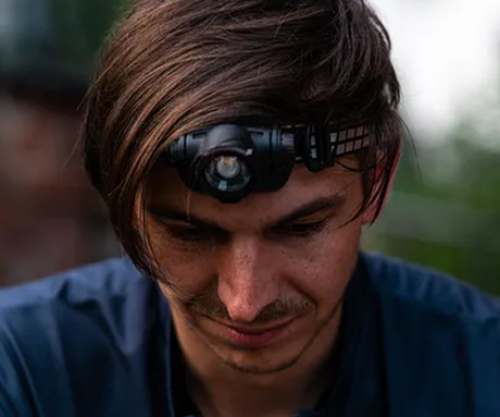 PLATINET PHLP51 naglavna LED svetilka, 10W moč, 1000 lumnov, 3000mAh polnilna baterija, nastavljiva svetlost, ZOOM funkcija, IPX4 vodoodpornost, upravljanje z gumbi / kretnjami, +naglavni trak, črna