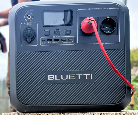 BLUETTI AC180 prenosna polnilna postaja, 1800W moč, 1152Wh baterija, polnjenje / napajanje naprav, BMS sistem, aplikacija, 2x AC, 1x DC 12V, 4x USB-A, 1x USB-C, 1x 15W Qi, zaslon, ročaj, črna