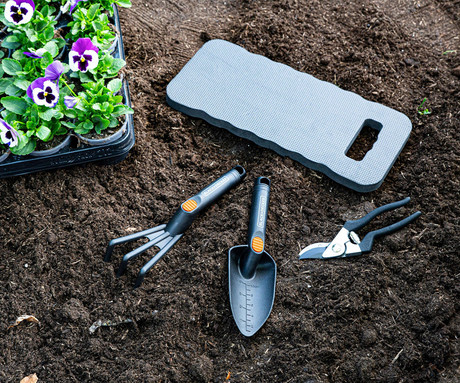 BLACK+DECKER 4V1 komplet vrtnega orodja, za vsa vrtna opravila, ultra lahka teža, robusten dizajn, ergonomski ročaji, pletje / sajenje / nega vrta, črn