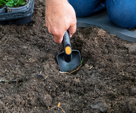 BLACK+DECKER 4V1 komplet vrtnega orodja, za vsa vrtna opravila, ultra lahka teža, robusten dizajn, ergonomski ročaji, pletje / sajenje / nega vrta, črn