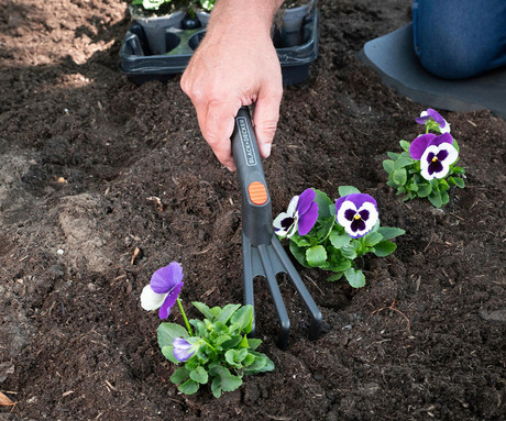 BLACK+DECKER 4V1 komplet vrtnega orodja, za vsa vrtna opravila, ultra lahka teža, robusten dizajn, ergonomski ročaji, pletje / sajenje / nega vrta, črn