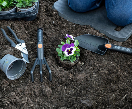 BLACK+DECKER 4V1 komplet vrtnega orodja, za vsa vrtna opravila, ultra lahka teža, robusten dizajn, ergonomski ročaji, pletje / sajenje / nega vrta, črn