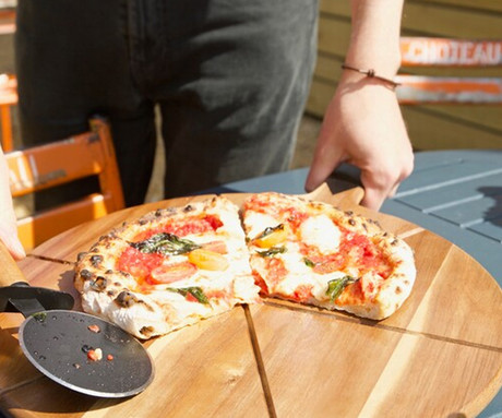 ALPINA PIZZA BOARD deska za pico z nožem, lesena, 34cm premer, priložen rezalnik za pico, enostavno čiščenje