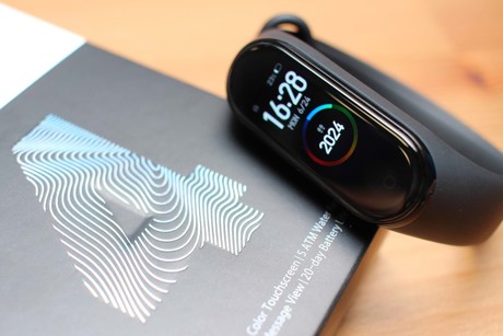 EOL - Športna pametna zapestnica XIAOMI MI BAND 4, Bluetooth, barvni AMOLED zaslon, Android+IOS, črna