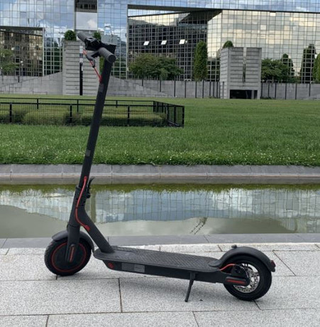 EOL - Električni skiro XIAOMI M365, 8.5'', hitrost do 25km/h, domet do 30km, črn