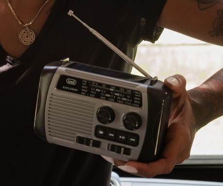 TREVI RA 7F30 BT DYNAMO radijski sprejemnik, 3v1, FM Radio, zvočnik, teleskopska antena, polnilna baterija, solarni panel, LED svetilka, retro izgled, prenosen, FM / AM / SW, USB, microSD, sivo-črn