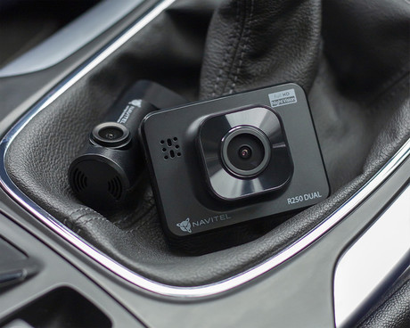 NAVITEL R250 DUAL avto kamera, 2", Full HD, 140° snemalni kot, G-senzor, Night Vision, Parking Mode, zaznavanje gibanja, aplikacija, darilni bon, +vzvratna kamera, črna