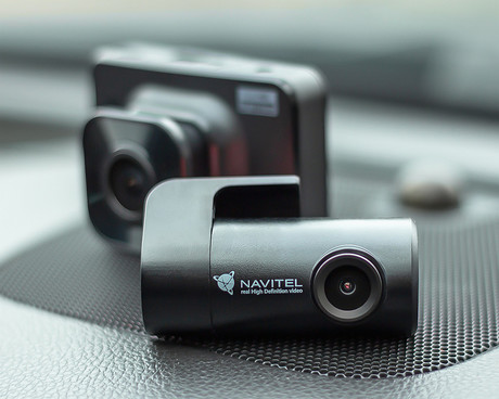 NAVITEL R250 DUAL avto kamera, 2", Full HD, 140° snemalni kot, G-senzor, Night Vision, Parking Mode, zaznavanje gibanja, aplikacija, darilni bon, +vzvratna kamera, črna