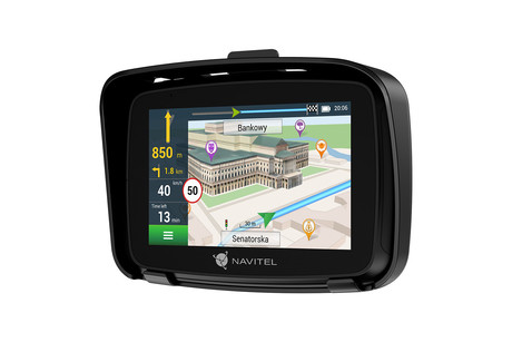 NAVITEL G590 MOTO navigacija GPS, za motoriste, 5" zaslon, baterija, Bluetooth, IP66 vodoodpornost, nameščeni zemljevidi, naprstnik, črna