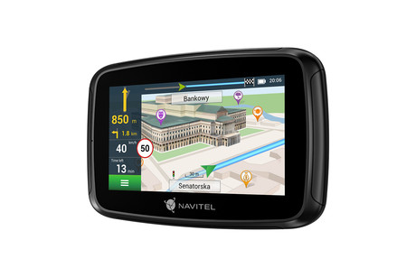 NAVITEL G590 MOTO navigacija GPS, za motoriste, 5" zaslon, baterija, Bluetooth, IP66 vodoodpornost, nameščeni zemljevidi, naprstnik, črna