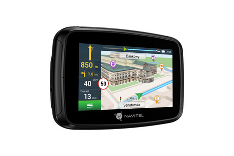 NAVITEL G590 MOTO navigacija GPS, za motoriste, 5" zaslon, baterija, Bluetooth, IP66 vodoodpornost, nameščeni zemljevidi, naprstnik, črna