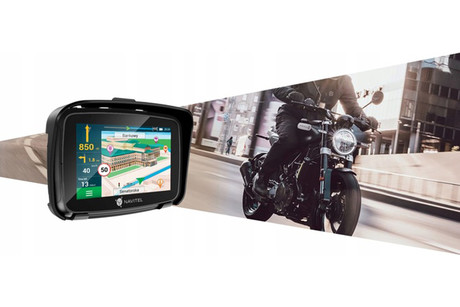 NAVITEL G590 MOTO navigacija GPS, za motoriste, 5" zaslon, baterija, Bluetooth, IP66 vodoodpornost, nameščeni zemljevidi, naprstnik, črna