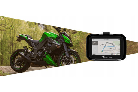 NAVITEL G590 MOTO navigacija GPS, za motoriste, 5" zaslon, baterija, Bluetooth, IP66 vodoodpornost, nameščeni zemljevidi, naprstnik, črna