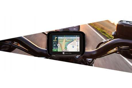 NAVITEL G590 MOTO navigacija GPS, za motoriste, 5" zaslon, baterija, Bluetooth, IP66 vodoodpornost, nameščeni zemljevidi, naprstnik, črna