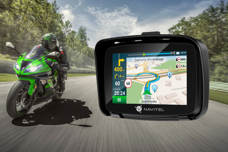 NAVITEL G590 MOTO navigacija GPS, za motoriste, 5" zaslon, baterija, Bluetooth, IP66 vodoodpornost, nameščeni zemljevidi, naprstnik, črna