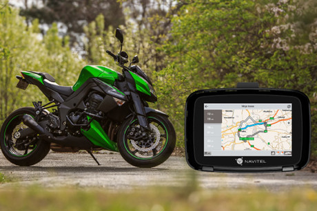 NAVITEL G590 MOTO navigacija GPS, za motoriste, 5" zaslon, baterija, Bluetooth, IP66 vodoodpornost, nameščeni zemljevidi, naprstnik, črna