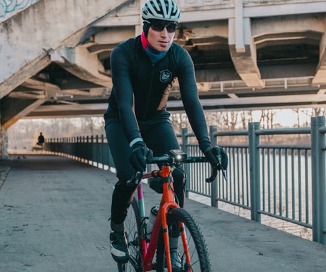 NAVITEL FLOW DL800 kolesarska kamera z lučjo, 2", 4K Ultra HD, 140° snemalni kot, HDR, Super EIS stabilizacija, G-senzor, GPS, WiFi, SONY STARVIS, 7000mAh baterija, mikrofon, aplikacija, črna