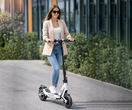 MS ENERGY MENTOR 500 električni skiro, 10" gume, 500W motor, 35km doseg, 374Wh 36V 10.4Ah baterija, dvojno C-vzmetenje, EBS sistem, Smart BMS, LCD zaslon, LED osvetlitev, aplikacija, črn