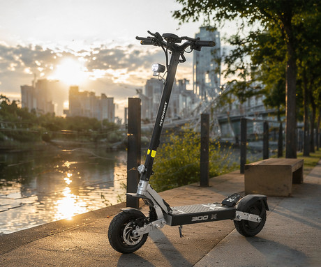 MS ENERGY THRUST 300X električni skiro, 10" gume, 2x 300W motor, 60km doseg, 720Wh 48V 15Ah baterija, dvojno C-vzmetenje, EBS sistem, Smart BMS, LCD zaslon, LED osvetlitev, aplikacija, srebrno črn