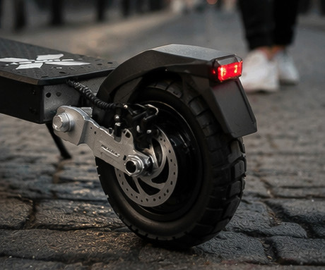 MS ENERGY THRUST 300X električni skiro, 10" gume, 2x 300W motor, 60km doseg, 720Wh 48V 15Ah baterija, dvojno C-vzmetenje, EBS sistem, Smart BMS, LCD zaslon, LED osvetlitev, aplikacija, srebrno črn