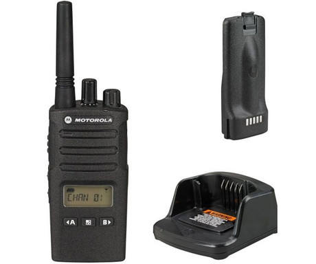 MOTOROLA XT460 walkie talkie, 1-KIT, PMR446, 16 kanalov / 219 privatnih kod, doseg 9km, VOX prostoročna funkcija, LED zaslon, polnilna baterija, IP55 vodoodpornost, +dodatki, črn