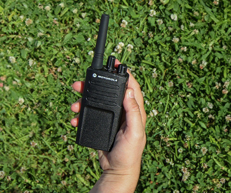 MOTOROLA XT420 walkie talkie komplet, 2-KIT, PMR446, 16 kanalov / 219 privatnih kod, doseg 9km, VOX prostoročna funkcija, polnilna baterija, IP55 vodoodpornost, +dodatki, črn