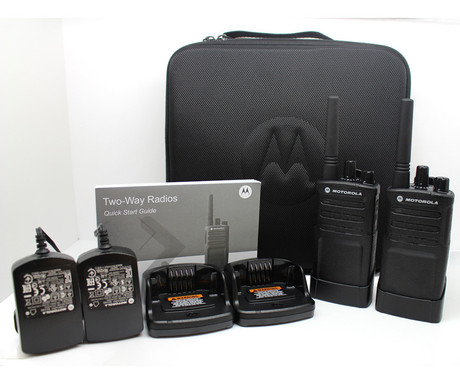 MOTOROLA XT420 walkie talkie komplet, 2-KIT, PMR446, 16 kanalov / 219 privatnih kod, doseg 9km, VOX prostoročna funkcija, polnilna baterija, IP55 vodoodpornost, +dodatki, črn