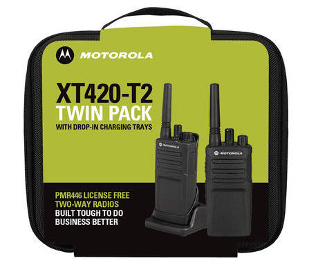 MOTOROLA XT420 walkie talkie komplet, 2-KIT, PMR446, 16 kanalov / 219 privatnih kod, doseg 9km, VOX prostoročna funkcija, polnilna baterija, IP55 vodoodpornost, +dodatki, črn