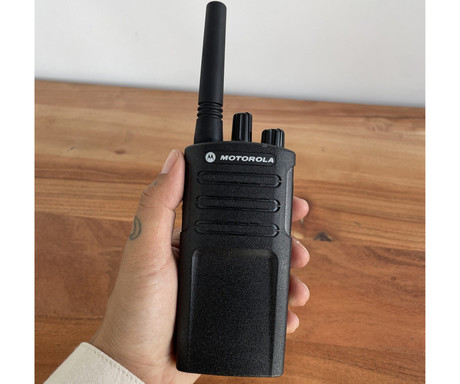 MOTOROLA XT420 walkie talkie komplet, 2-KIT, PMR446, 16 kanalov / 219 privatnih kod, doseg 9km, VOX prostoročna funkcija, polnilna baterija, IP55 vodoodpornost, +dodatki, črn