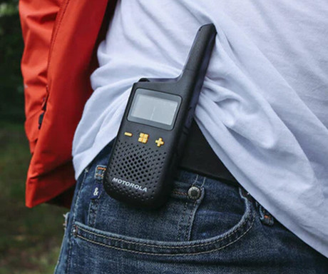 MOTOROLA XT185 walkie talkie komplet, 2-KIT, PMR446, 16 kanalov / 121 privatnih kod, doseg 8km, iVOX / VOX prostoročna funkcija, polnilna baterija, IP54 vodoodpornost, +dodatki, črn