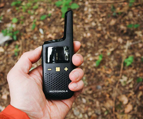 MOTOROLA XT185 walkie talkie komplet, 2-KIT, PMR446, 16 kanalov / 121 privatnih kod, doseg 8km, iVOX / VOX prostoročna funkcija, polnilna baterija, IP54 vodoodpornost, +dodatki, črn