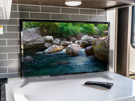 TREVI 2410 LED TV sprejemnik, 61cm (24"), SmartTV, Android, HD, 220V+12V napajanje, DVB-T2 / DVB-S2 / CI+, HDMI, USB, Hotel Mode