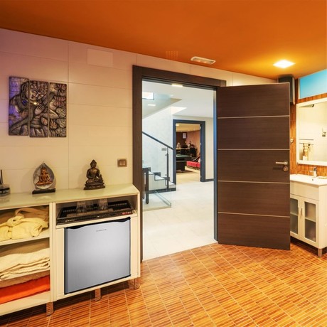 MANTA MM515P mini hladilnik, 46L, 6-stopenjski nadzor temperature, učinkovito hlajenje, predal z nizko temperaturo, nastavljive nogice / stran odpiranja, 48.7x48x45cm, srebrno-črn (Silver Inox Black)