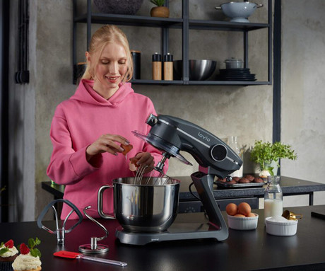 MANTA LOVIO LVSTM03P ChefMaster kuhinjski robot / mešalnik, 1800W moč, 6.5L posoda, 10 hitrosti, zaslon, Pulse funkcija, stepanje / mešanje / gnetenje, nerjaveče jeklo, +dodatki, siv (Titanium Gray)