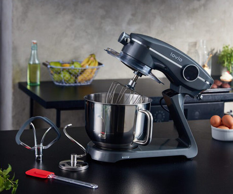 MANTA LOVIO LVSTM03P ChefMaster kuhinjski robot / mešalnik, 1800W moč, 6.5L posoda, 10 hitrosti, zaslon, Pulse funkcija, stepanje / mešanje / gnetenje, nerjaveče jeklo, +dodatki, siv (Titanium Gray)