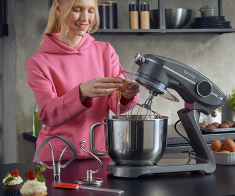 MANTA LOVIO LVSTM03P ChefMaster kuhinjski robot / mešalnik, 1800W moč, 6.5L posoda, 10 hitrosti, zaslon, Pulse funkcija, stepanje / mešanje / gnetenje, nerjaveče jeklo, +dodatki, siv (Titanium Gray)