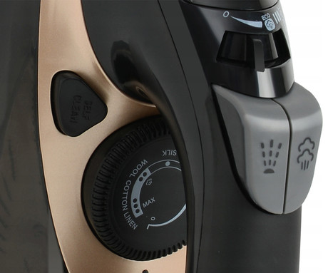 MANTA LOVIO LVSA001 parni likalnik, 2400W moč, 380ml rezervoar za vodo, keramična plošča, Auto-Steam sistem, Self-Clean funkcija, nastavljiva temperatura / para, pršenje, črn (Premium Black)