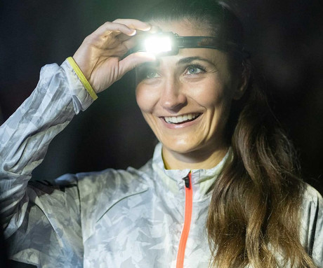 PLATINET PHLP51 naglavna LED svetilka, 10W moč, 1000 lumnov, 3000mAh polnilna baterija, nastavljiva svetlost, ZOOM funkcija, IPX4 vodoodpornost, upravljanje z gumbi / kretnjami, +naglavni trak, črna