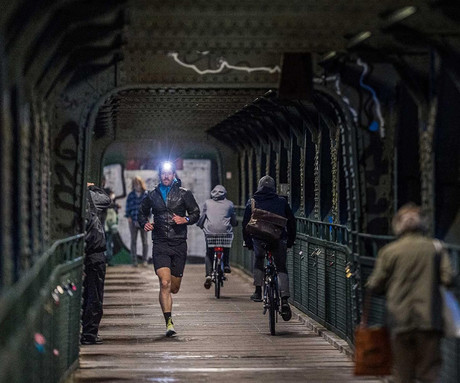 PLATINET PHLP51 naglavna LED svetilka, 10W moč, 1000 lumnov, 3000mAh polnilna baterija, nastavljiva svetlost, ZOOM funkcija, IPX4 vodoodpornost, upravljanje z gumbi / kretnjami, +naglavni trak, črna