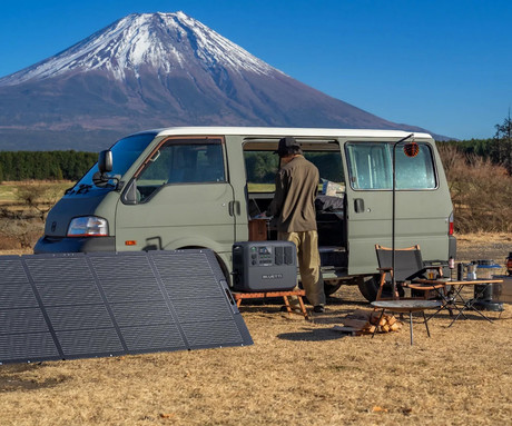 BLUETTI PV350 prenosni solarni panel, 350W moč, polnjenje polnilnih postaj, zložljiva oblika, stojalo, ročaj, UV odpornost, IP67 vodoodpornost, ETFE prevleka, MC4 konektor, črn