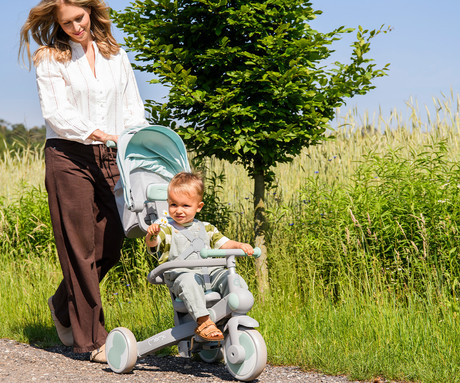 MoMi SOLIVIA 4v1 otroški voziček / tricikel, zložljiv, teleskopski ročaj, prilagodljiva strehica, odstranljivo naslonjalo, varnostni pasovi, ograja, torba, zeleno siv